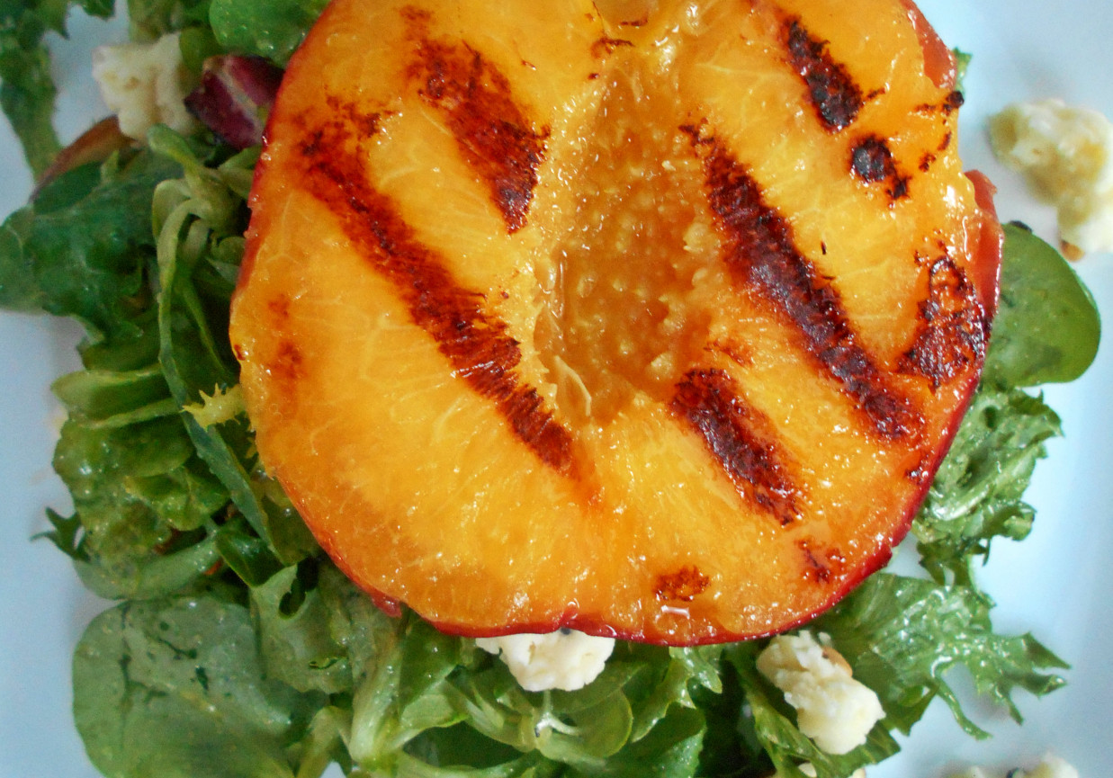 Sałatka z grillowaną nektarynką i serem korycińskim  foto