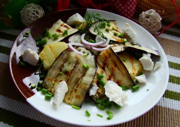 Fotografia przedstawiająca Sałatka z grillowanego bakłażana i ziemniaków z serem feta