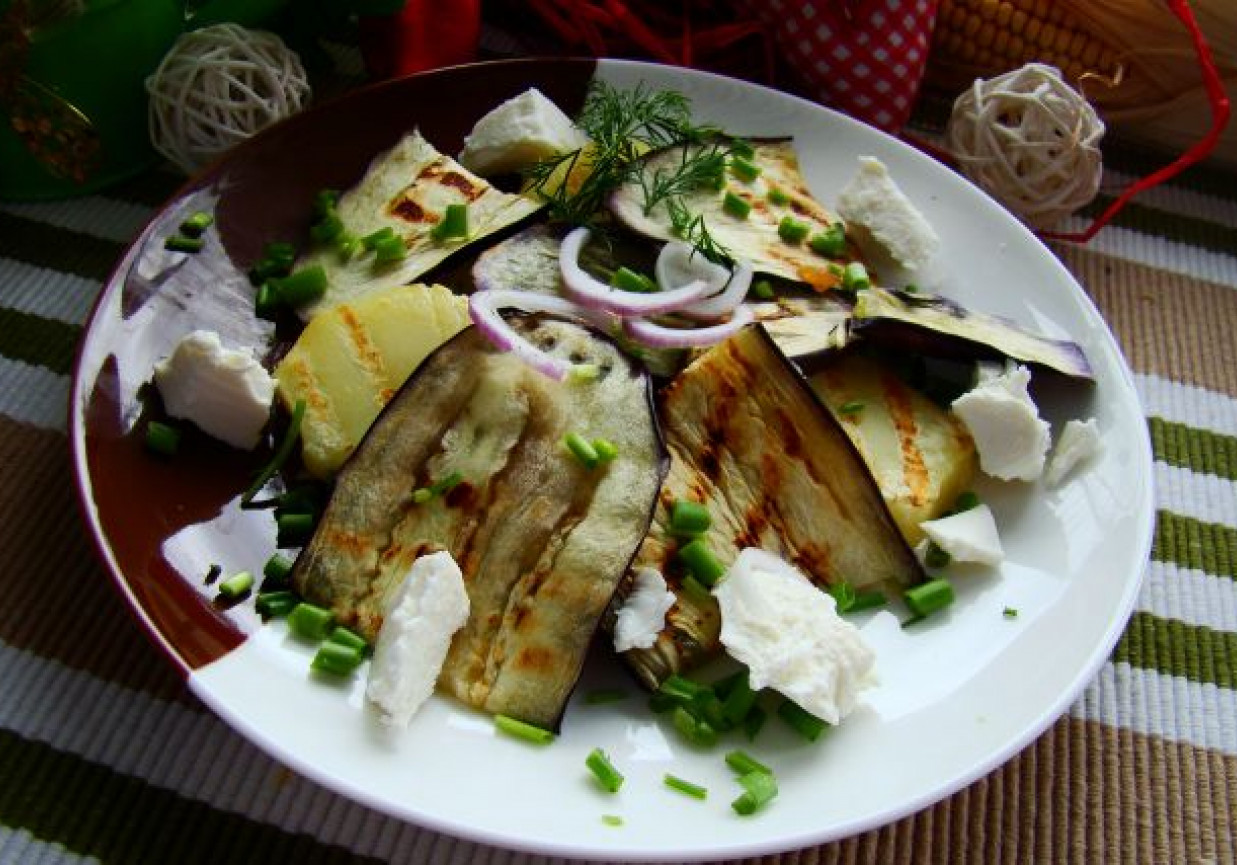 Sałatka z grillowanego bakłażana i ziemniaków z serem feta foto