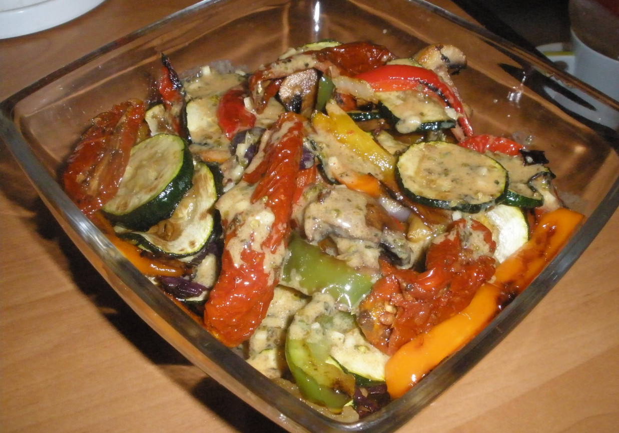 Sałatka z grillowanych warzyw foto