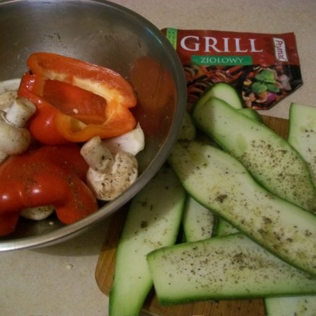 Krok 1 - Sałatka z grillowanych warzyw foto