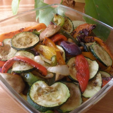 Krok 4 - Sałatka z grillowanych warzyw foto