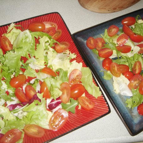Krok 5 - Sałatka z grillowanym filetem kaczki, pomidorkami koktajlowymi i dressingiem musztardowo-pomarańczowym foto