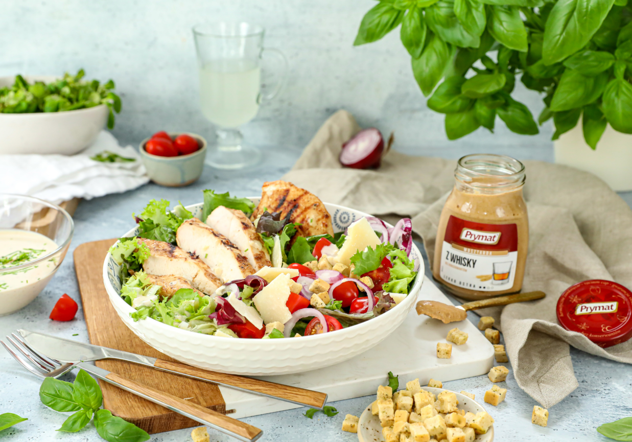Sałatka z grillowanym kurczakiem, grzankami ziołowymi z serem parmezan foto