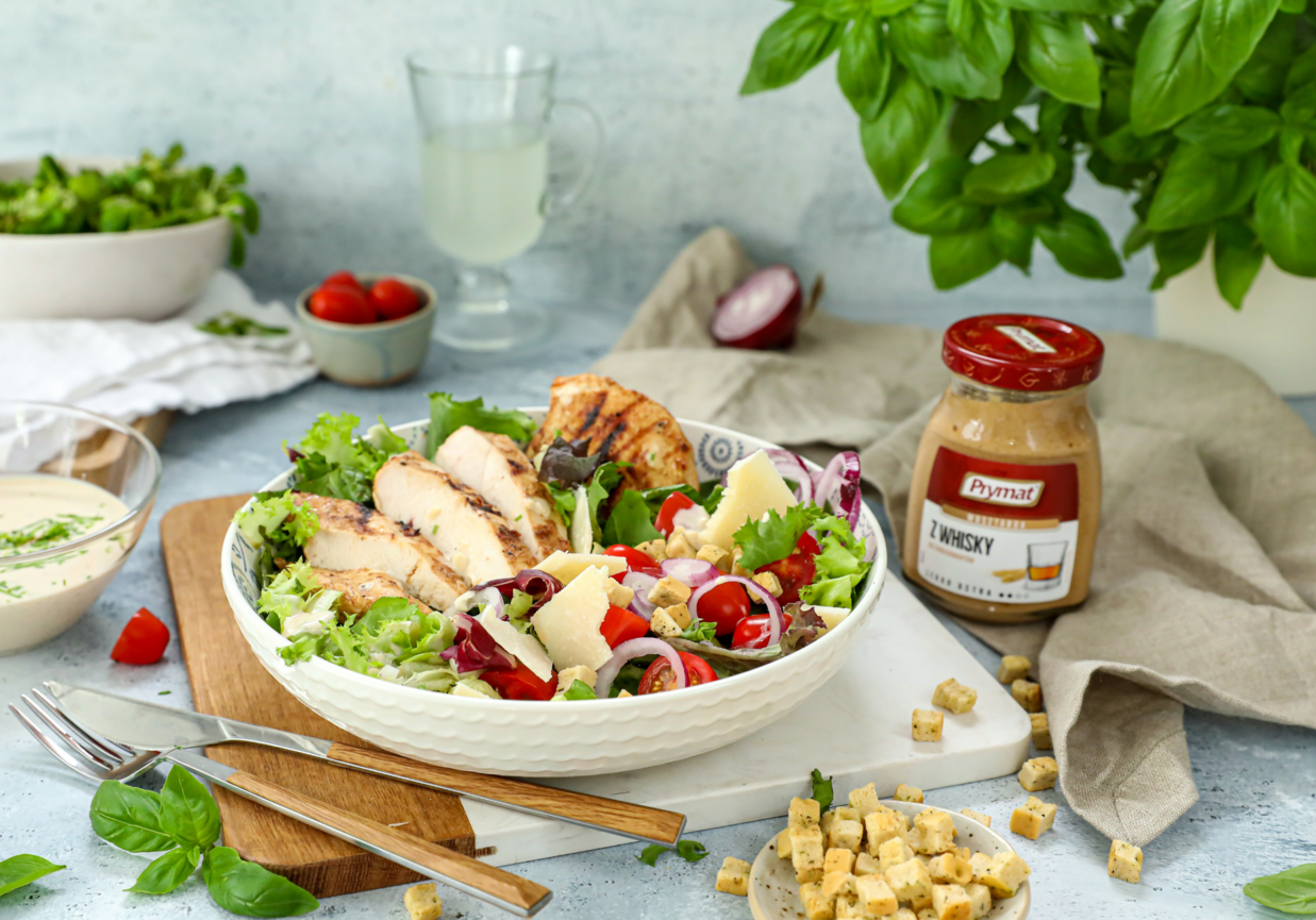 Sałatka z grillowanym kurczakiem, grzankami ziołowymi z serem parmezan foto