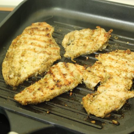 Krok 1 - Sałatka z grillowanym kurczakiem i makaronem foto