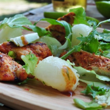 Krok 3 - Sałatka z grillowanym kurczakiem i melonem foto