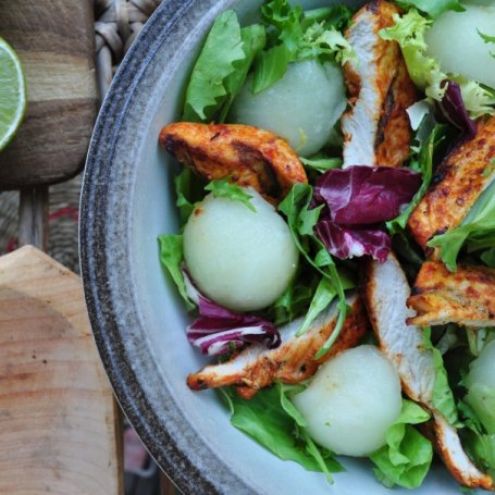 Krok 2 - Sałatka z grillowanym kurczakiem i melonem foto