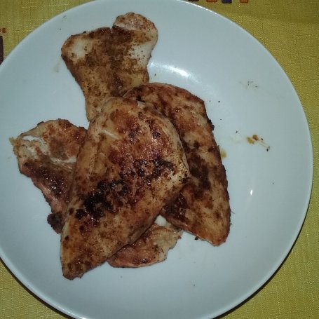 Krok 1 - Sałatka z grillowanym kurczakiem i roszponką foto