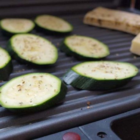 Krok 1 - Sałatka z grillowanym serem i cukinią foto