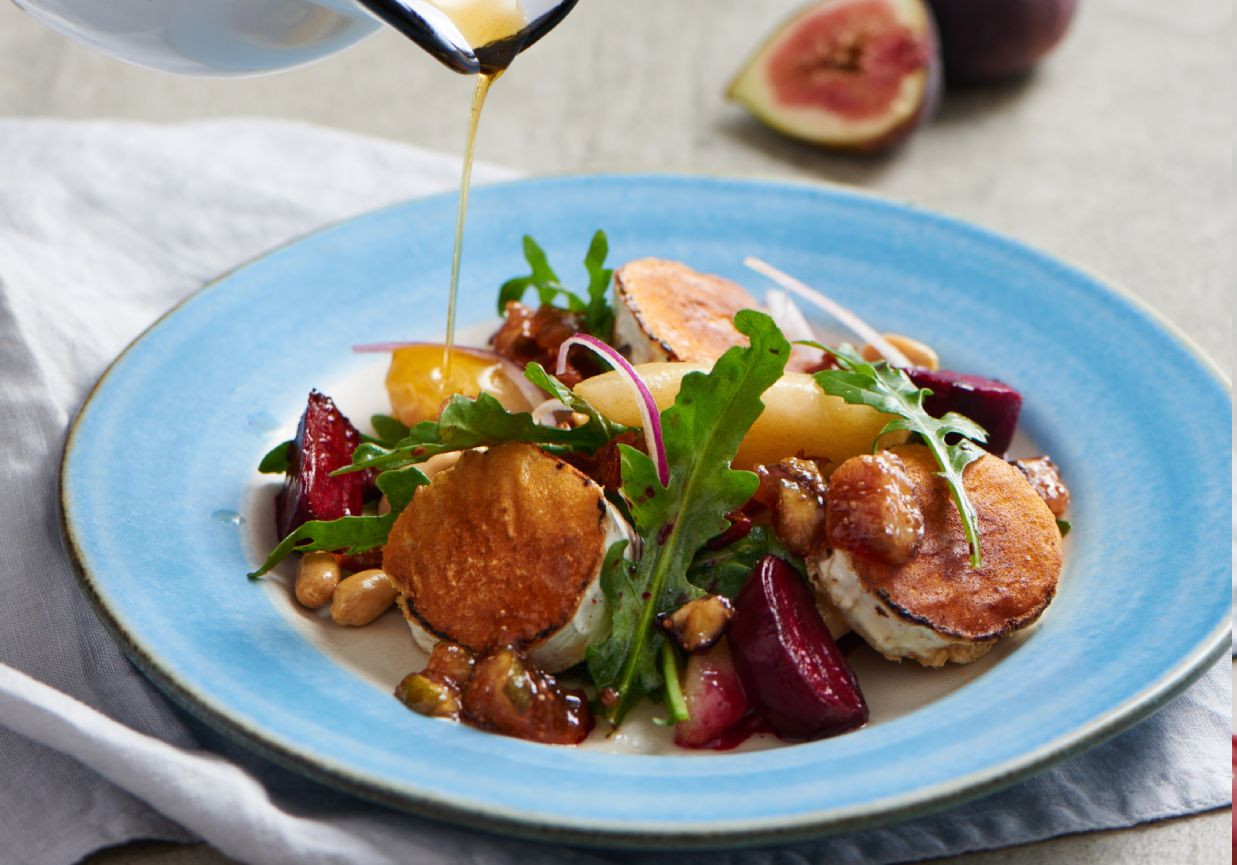 Sałatka z grillowanym serem kozim, gruszką i suszonymi pomidorami foto