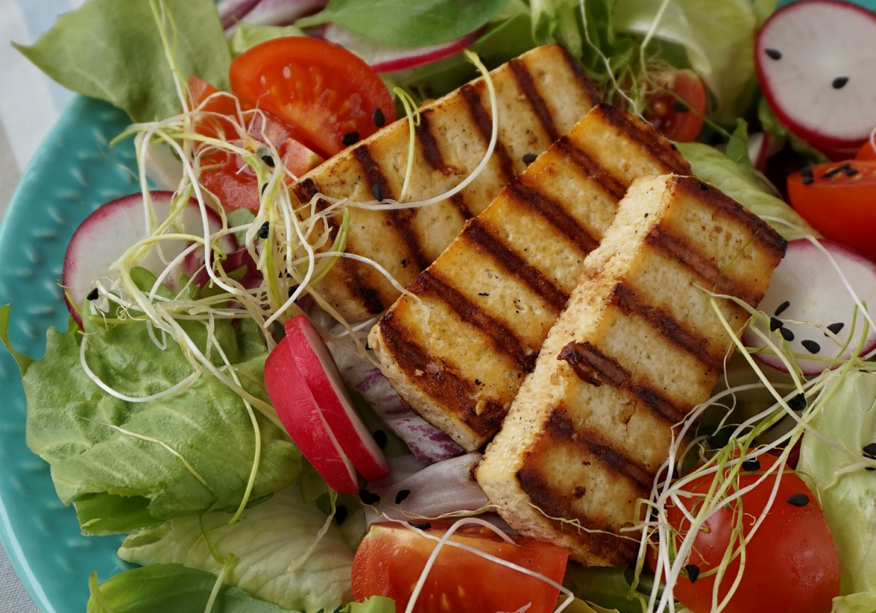Sałatka z grillowanym tofu foto