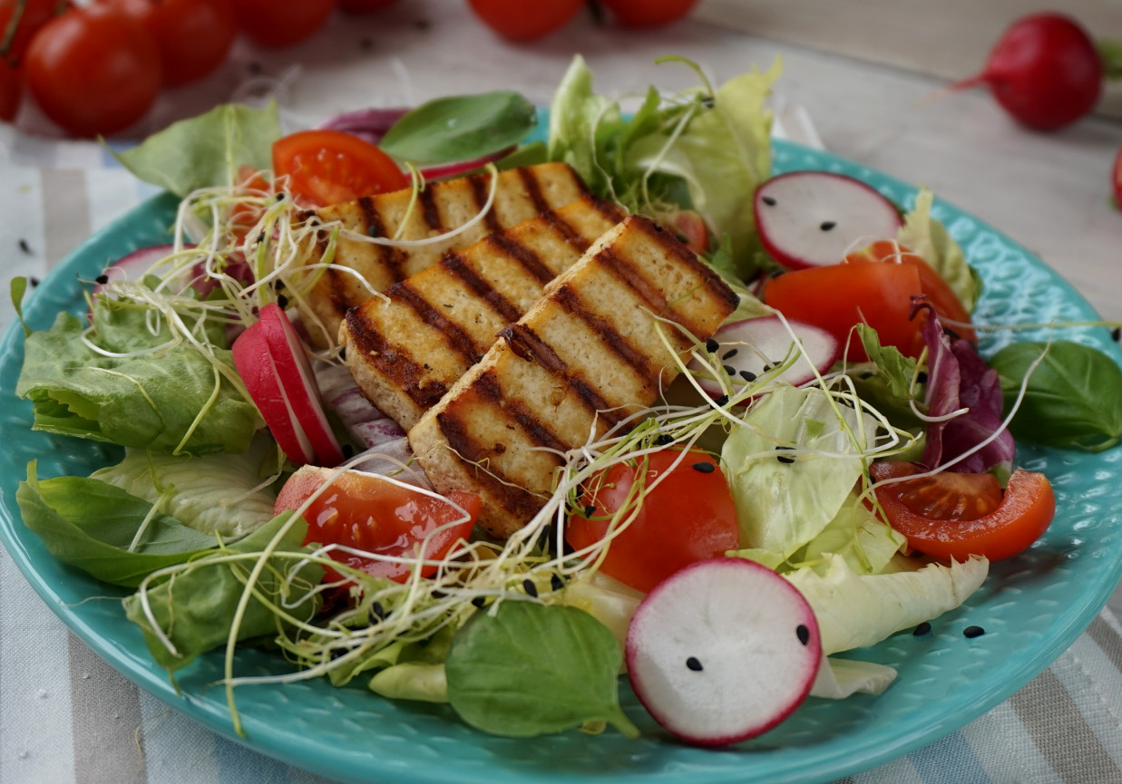 Sałatka z grillowanym tofu foto