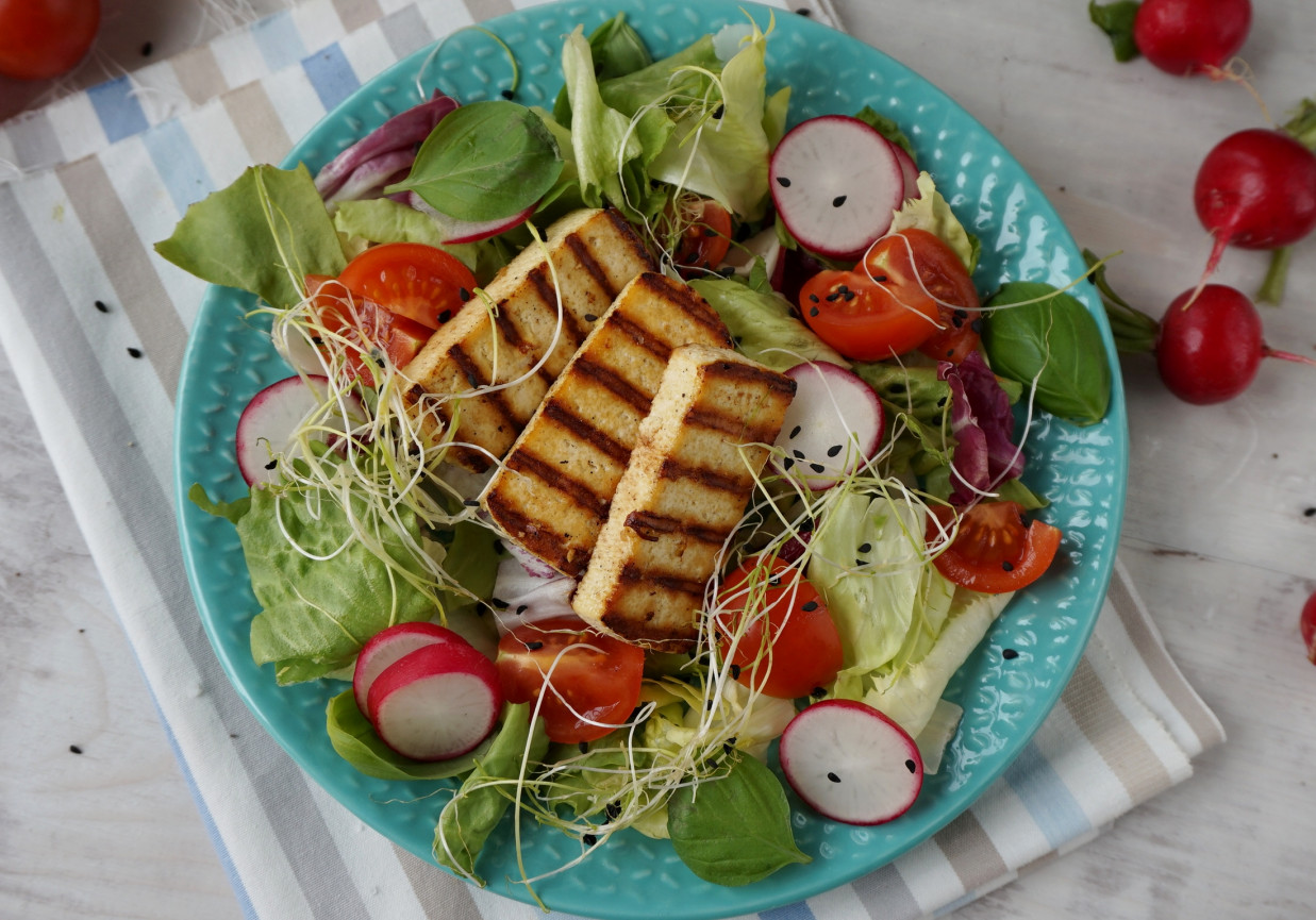 Sałatka z grillowanym tofu foto