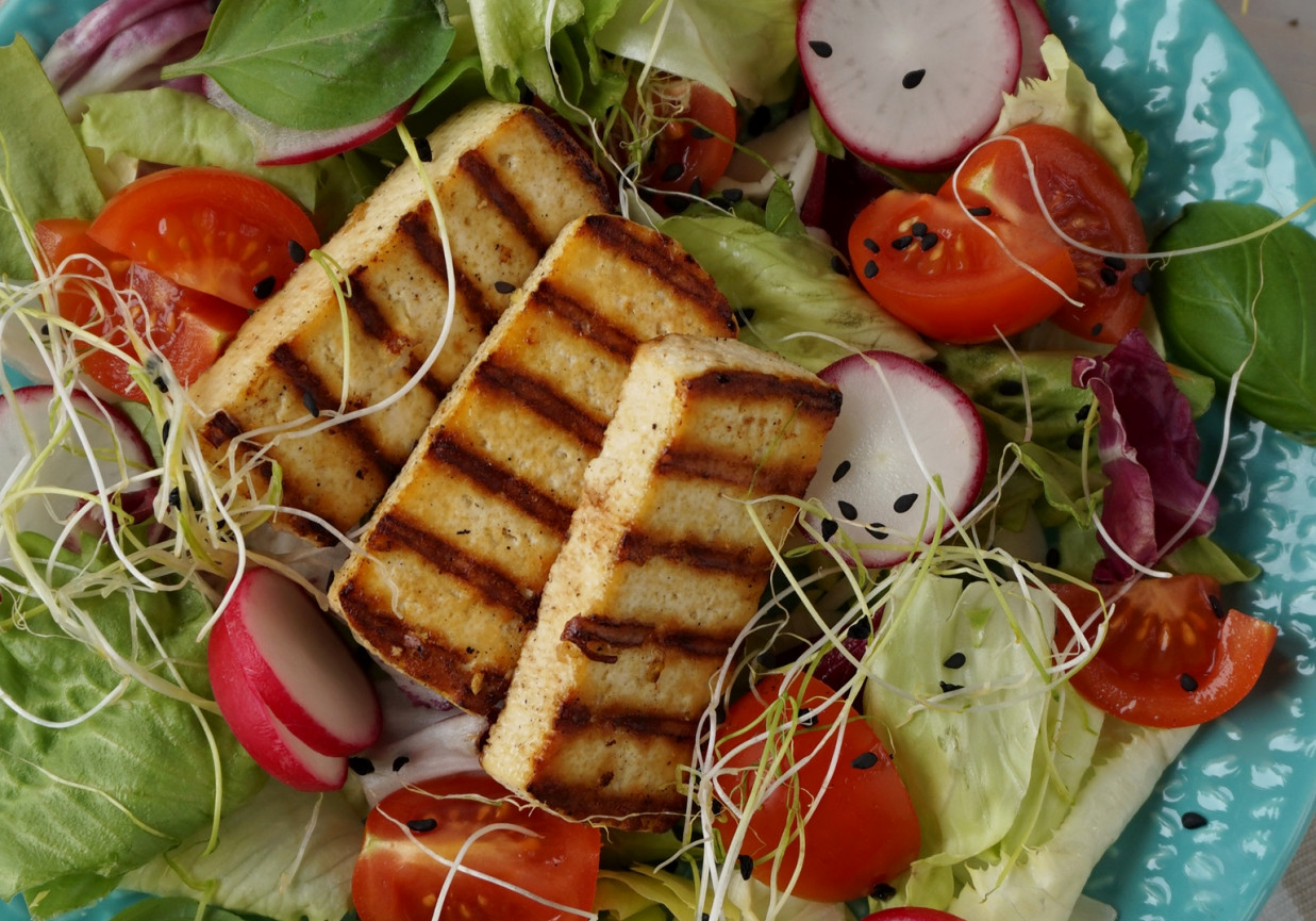 Sałatka z grillowanym tofu foto