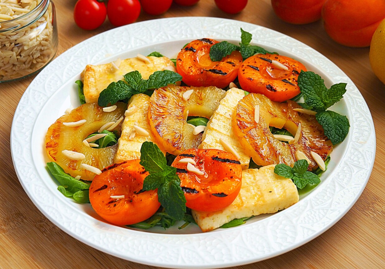 Sałatka z grillowanymi owocami i serem halloumi foto