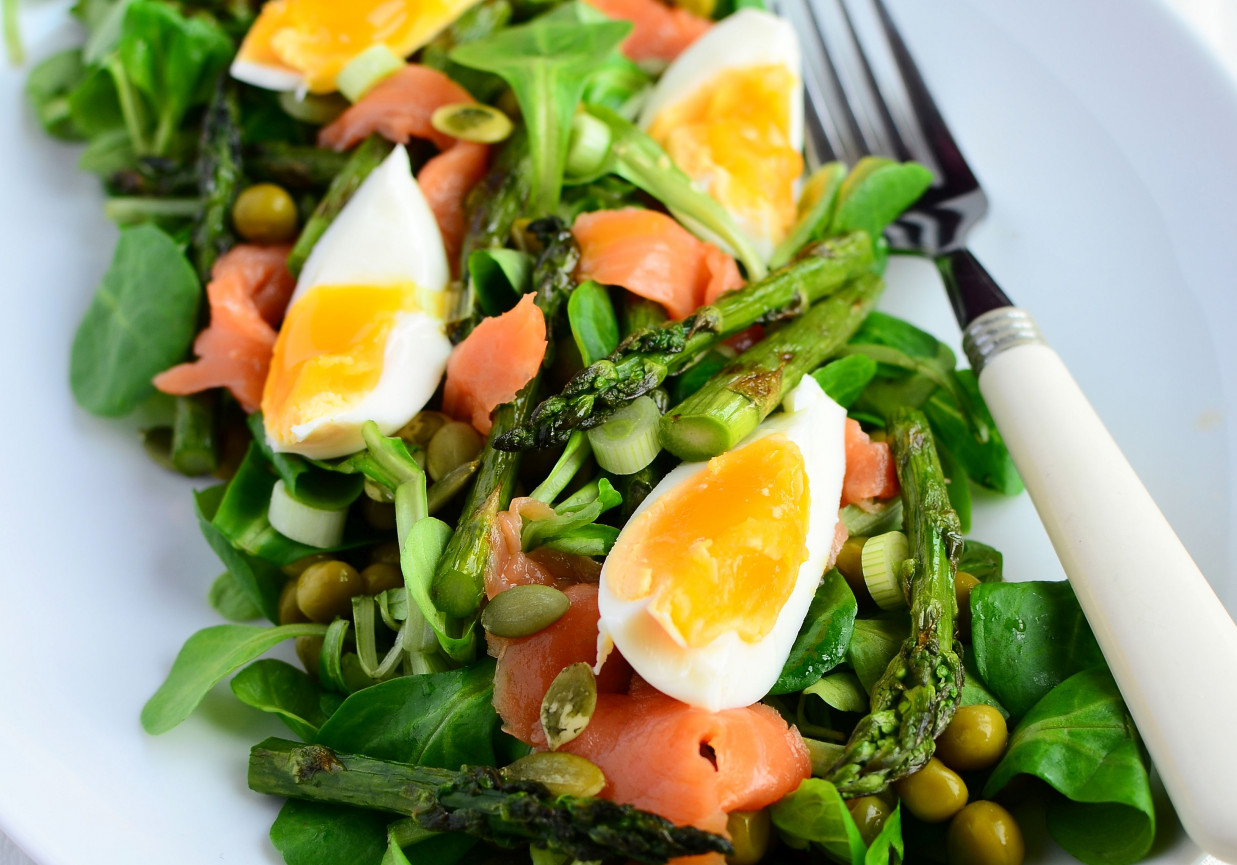 Sałatka z grillowanymi szparagami, groszkiem i wędzonym pstrągiem foto
