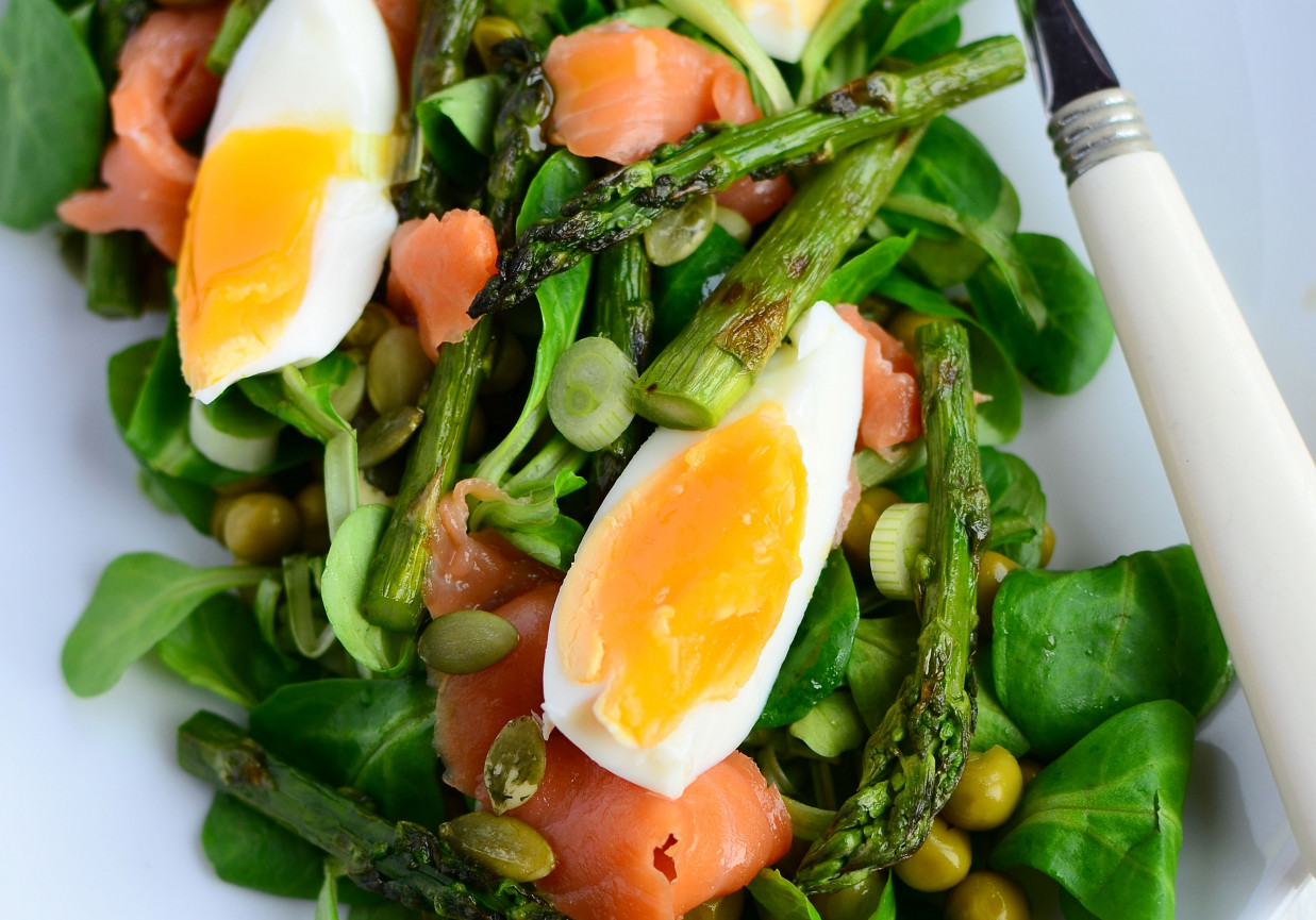Sałatka z grillowanymi szparagami, groszkiem i wędzonym pstrągiem foto