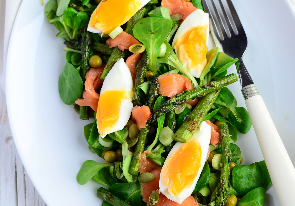 Sałatka z grillowanymi szparagami, groszkiem i wędzonym pstrągiem foto
