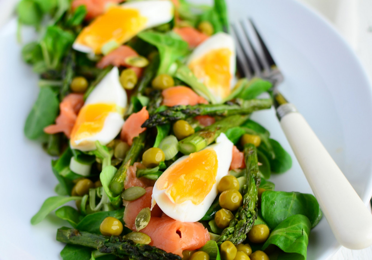 Sałatka z grillowanymi szparagami, groszkiem i wędzonym pstrągiem foto