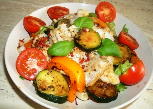 Fotografia przedstawiająca sałatka z grillowanymi warzywami i dorszem