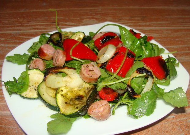 Fotografia przedstawiająca Sałatka z grillowanymi warzywami i kiełbaską