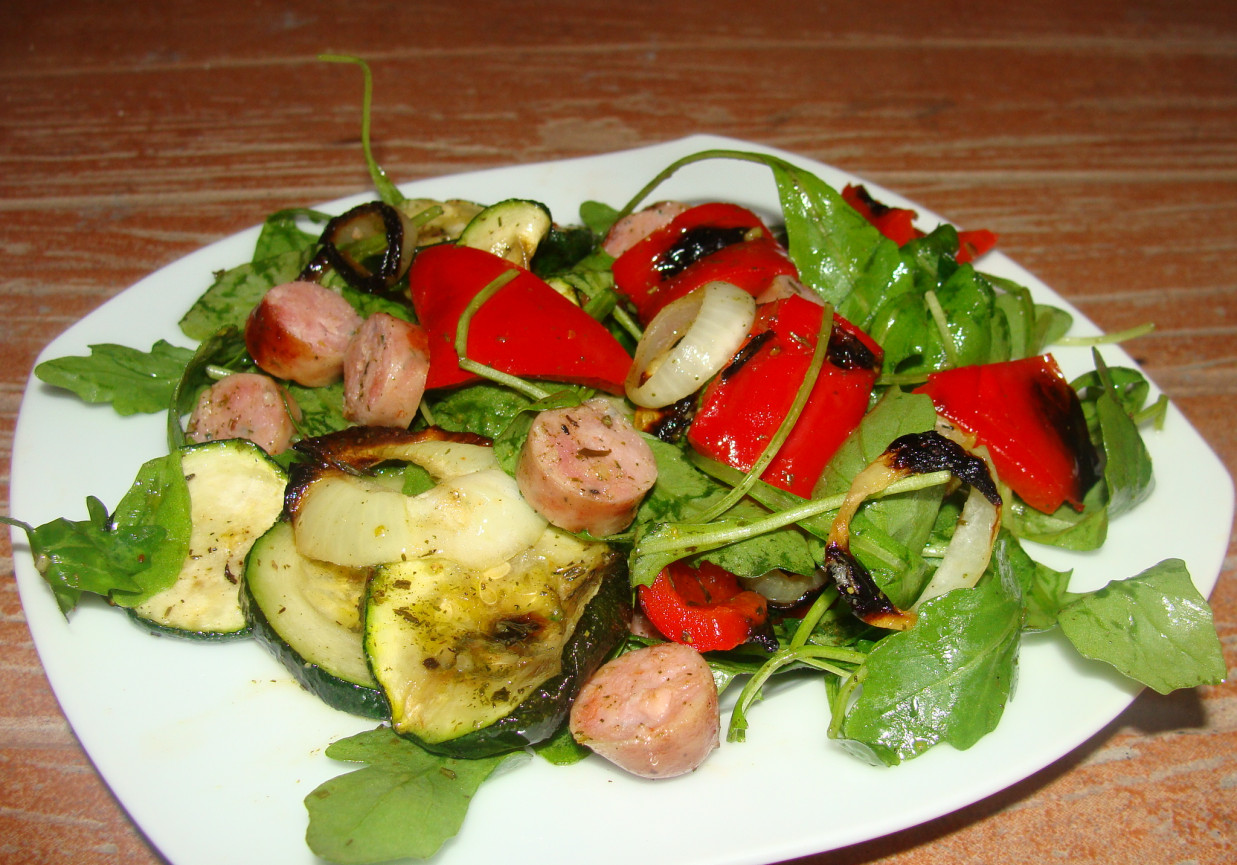 Sałatka z grillowanymi warzywami i kiełbaską foto