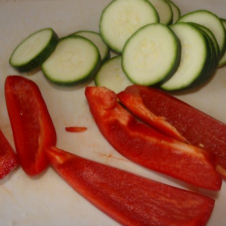 Krok 1 - Sałatka z grillowanymi warzywami i kiełbaską foto