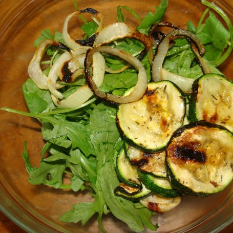 Krok 3 - Sałatka z grillowanymi warzywami i kiełbaską foto