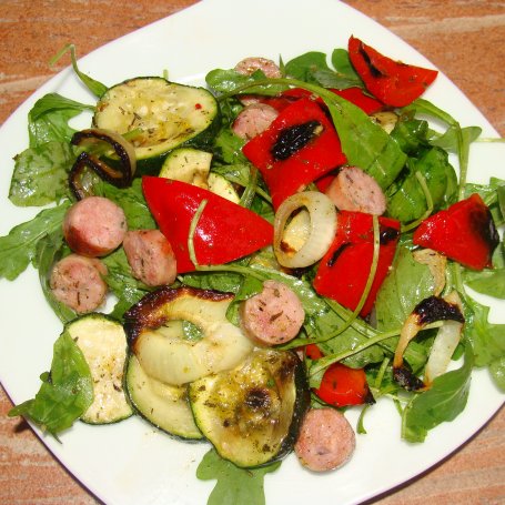 Krok 6 - Sałatka z grillowanymi warzywami i kiełbaską foto