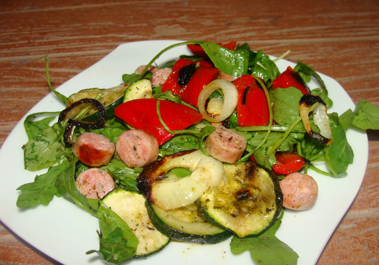Sałatka z grillowanymi warzywami i kiełbaską foto