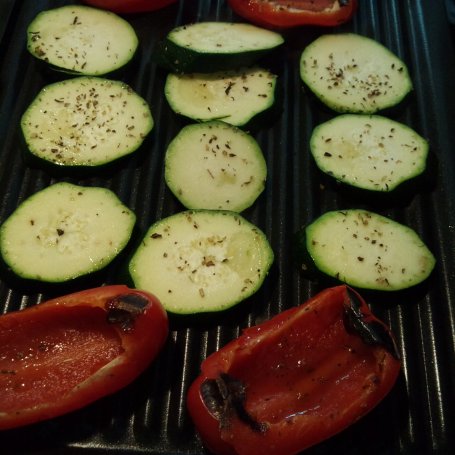 Krok 2 - Sałatka z grillowanymi warzywami foto