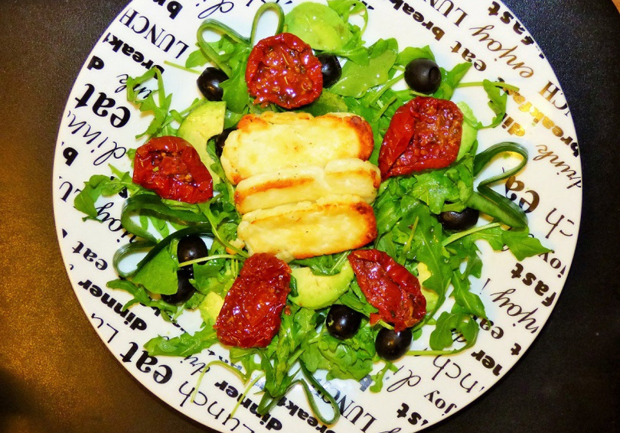 Salatka z grilowanym serem Halloumi foto