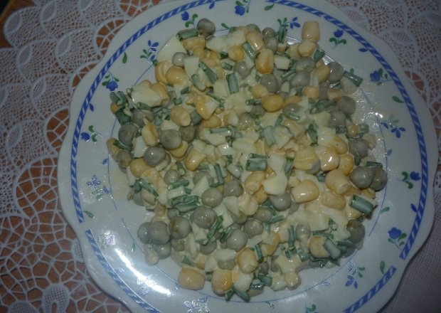 Fotografia przedstawiająca Sałatka z groszkiem i kukurydzą