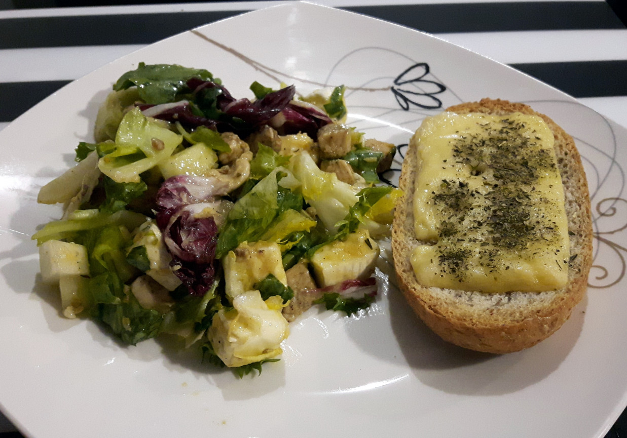 Sałatka z gruszką i serem pleśniowym foto