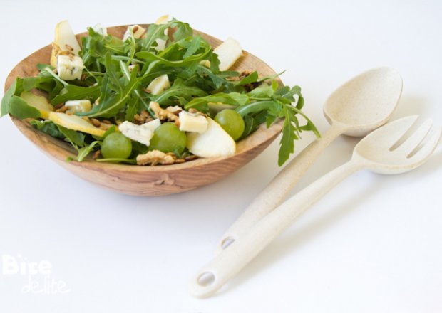 Fotografia przedstawiająca Sałatka z gruszką, rukolą i gorgonzolą