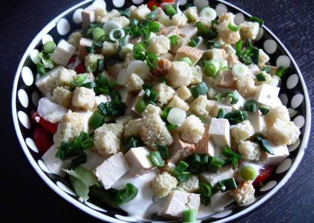 Fotografia przedstawiająca Sałatka z grzankami i wędzonym tofu