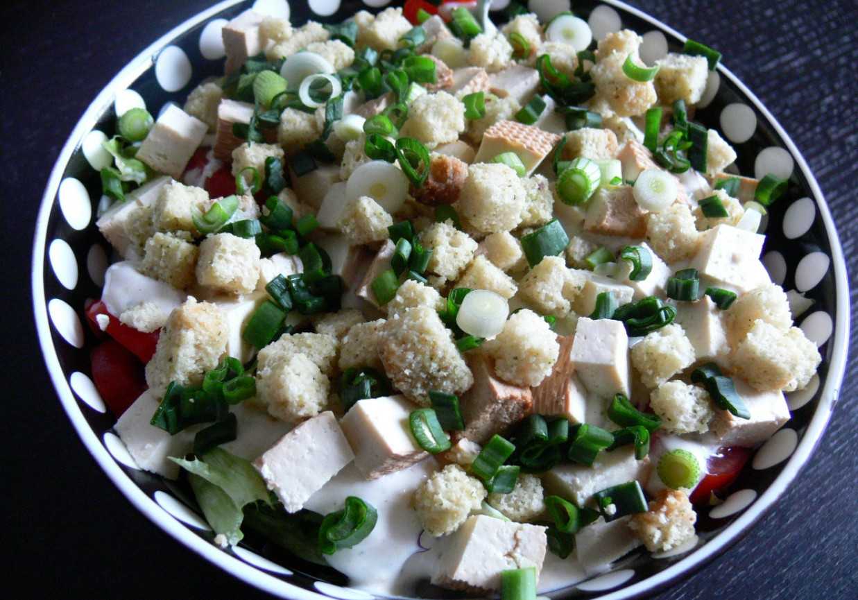 Sałatka z grzankami i wędzonym tofu foto