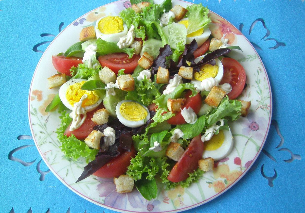 Sałatka z grzankami, jajkiem i pomidorami malinowymi foto