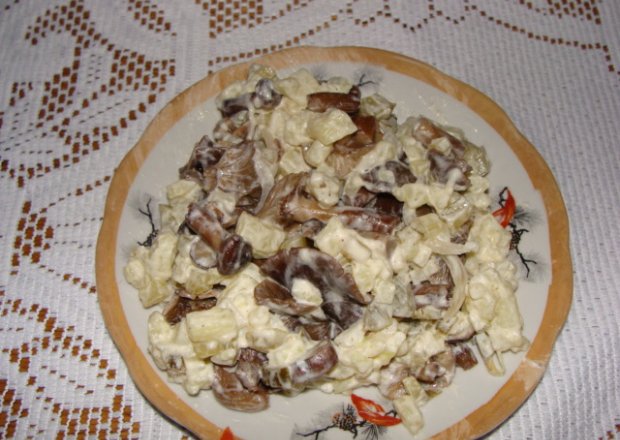 Fotografia przedstawiająca Sałatka z grzybami marynowanymi