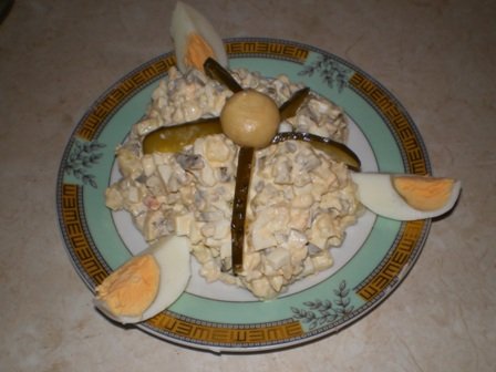 Fotografia przedstawiająca Sałatka z grzybkami marynowanymi i ziemniakami