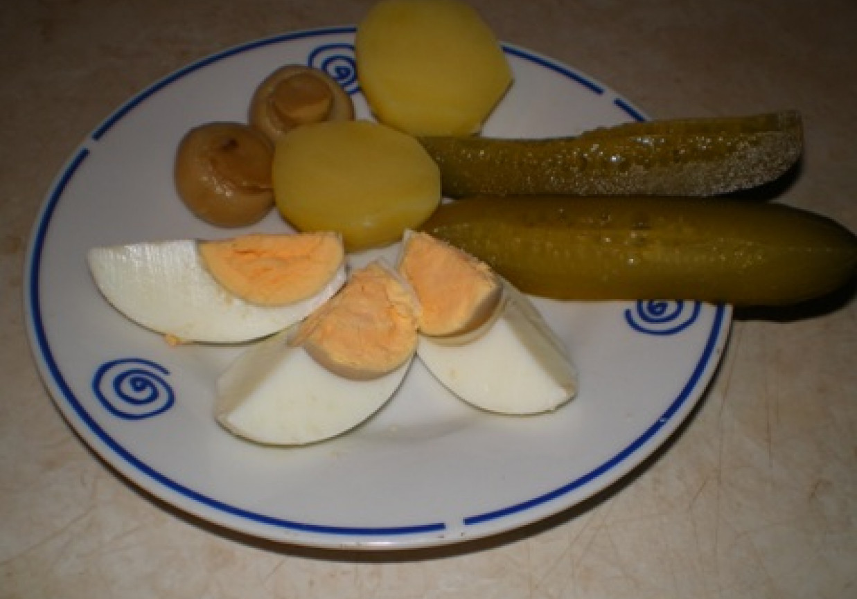 Sałatka z grzybkami marynowanymi i ziemniakami foto