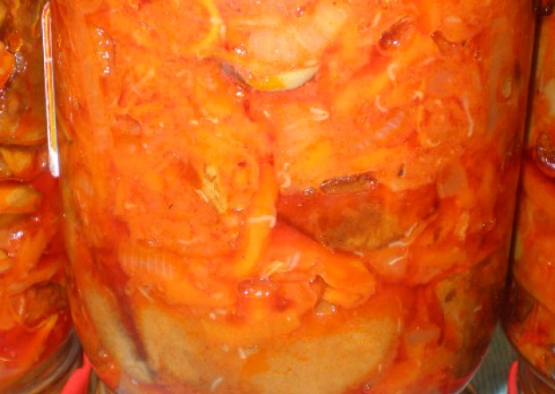 Fotografia przedstawiająca Sałatka z grzybów i warzyw na zimą