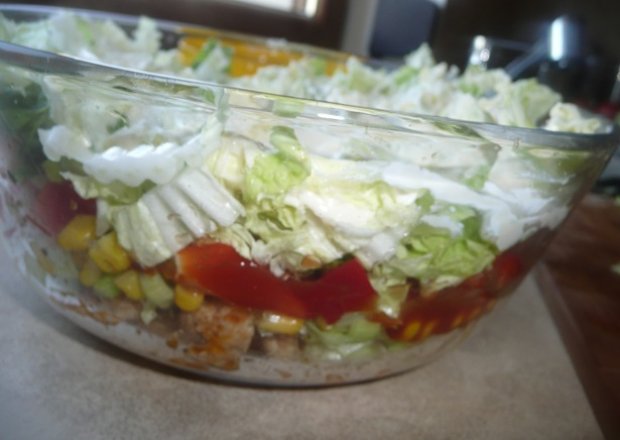Fotografia przedstawiająca salatka z gyrosem warstwowa