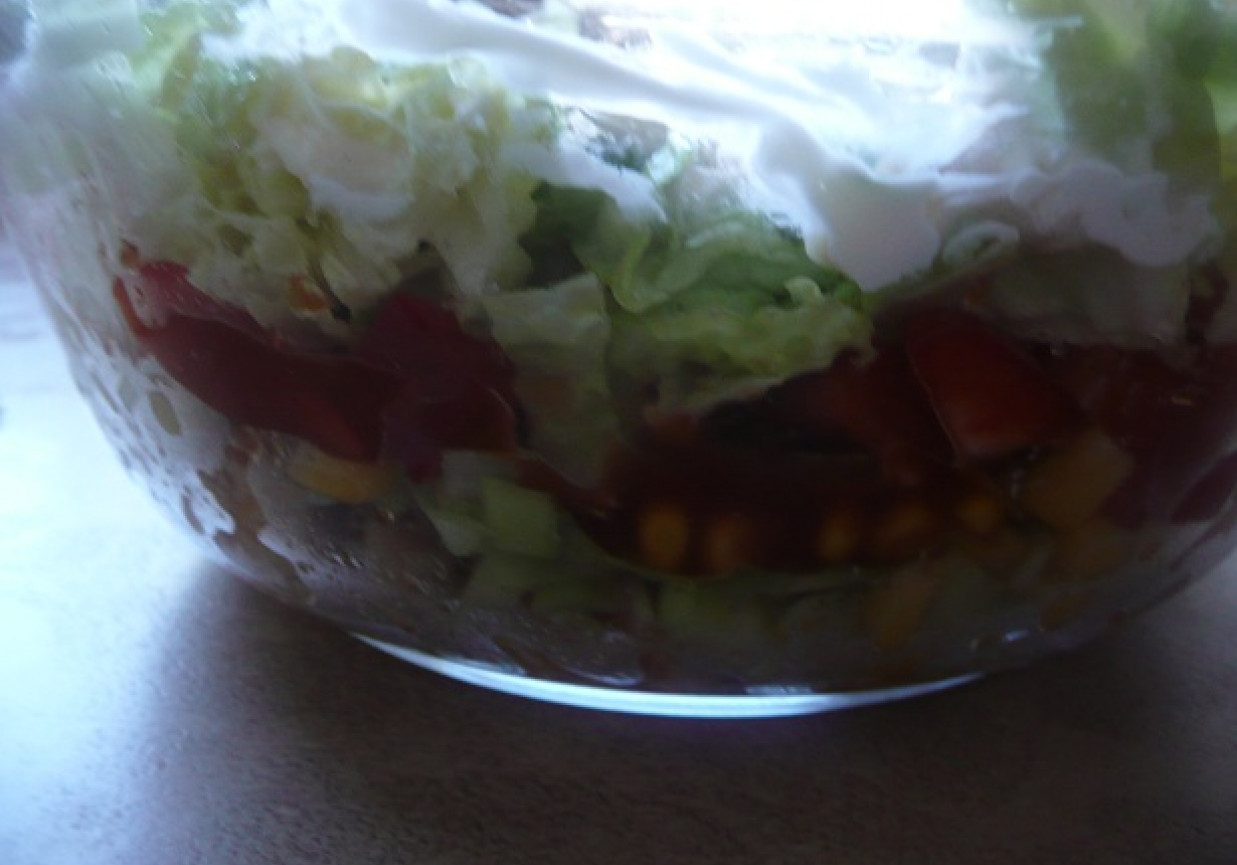 salatka z gyrosem warstwowa foto