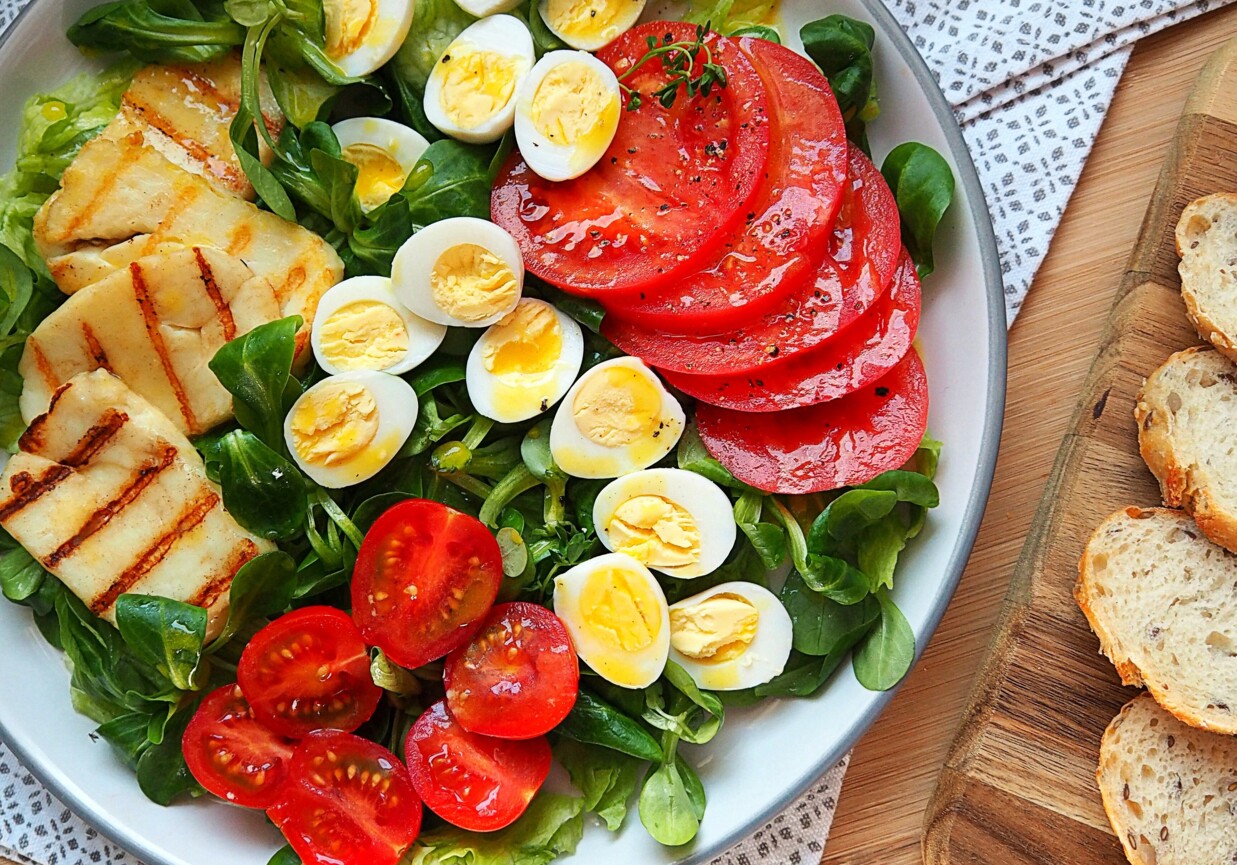 Sałatka z halloumi, pomidorami i jajkami przepiórczymi foto