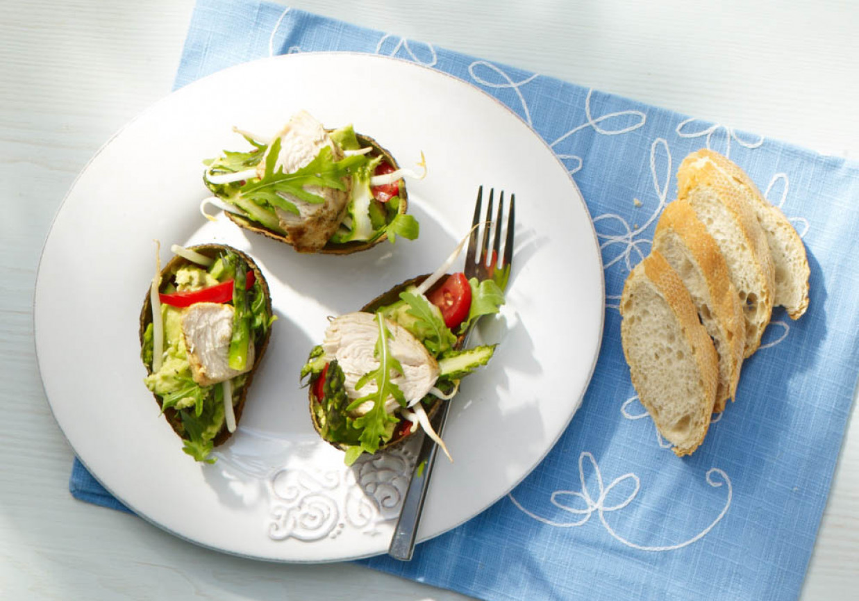 Sałatka z indykiem i awokado w koszyczkach foto