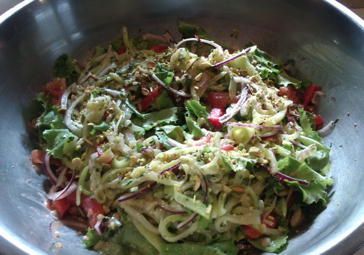 Sałatka z insalatini i blanszowanej cukinii z dodatkiem czerwonych warzyw foto