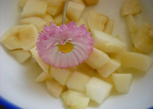Fotografia przedstawiająca Sałatka z jabłek i bananów dla dzieci