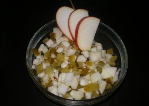 Fotografia przedstawiająca Sałatka z jabłek i kiszonych ogórków